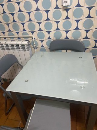Mesa de cristal y metal con 4 sillas