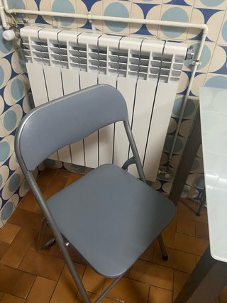 Mesa de cristal y metal con 4 sillas