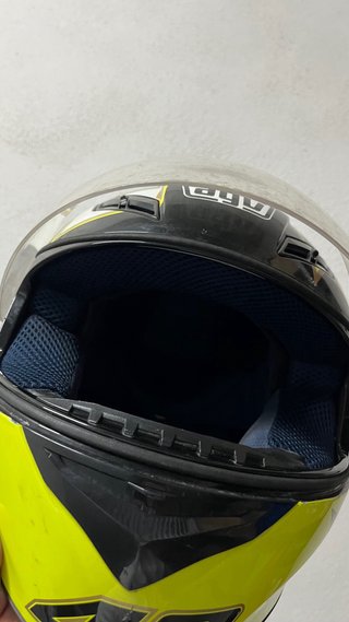 Casco de moto AGV negro y amarillo