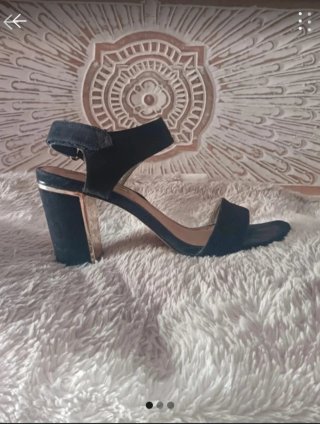 Sandalias tacón negras y doradas
