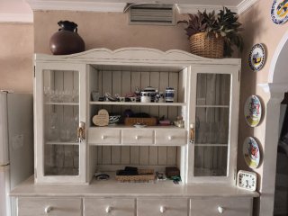 Mueble Blanco envejecido Salón Madera y Cristal.