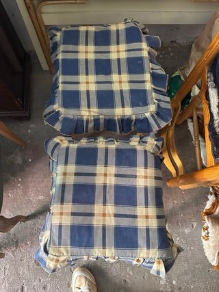 Taburetes de madera y ratán
