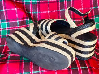 Sandalias de cuña con tiras beige y negras