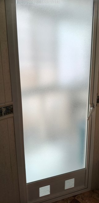 Puerta de aluminio para lavadero con cristal opaco