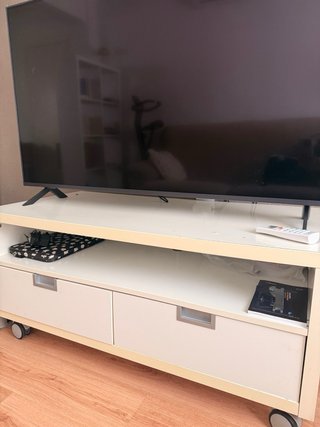 Mueble de salón beige y negro