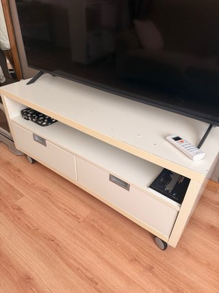 Mueble de salón beige y negro