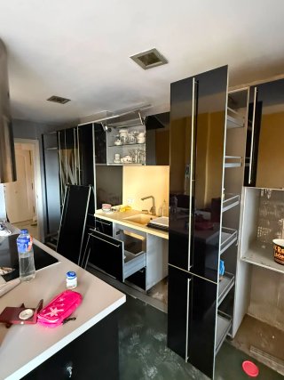 Urge venderla por reforma Cocina moderna negra y p