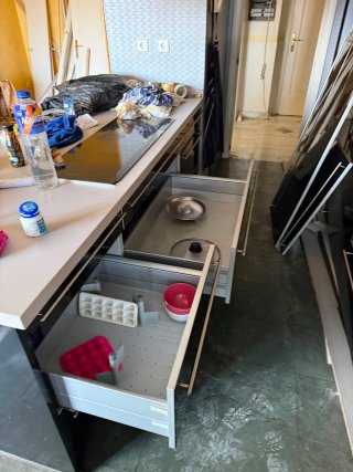 Urge venderla por reforma Cocina moderna negra y p