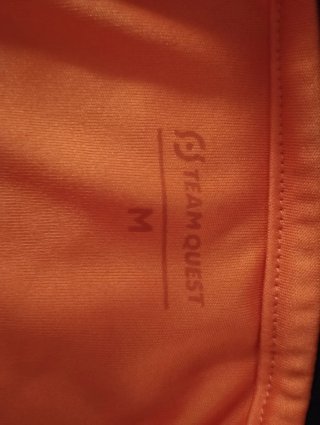 Camiseta naranja real Quest con diseño carismático