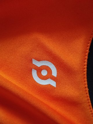 Camiseta naranja real Quest con diseño carismático