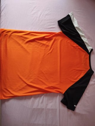 Camiseta naranja real Quest con diseño carismático