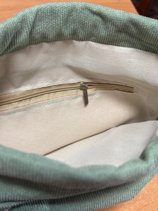 Mochila bandolera verde sin usar