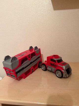 Camión y remolque de juguete rojo