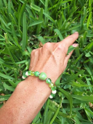 Pulsera mujer artesanal verde y blanca