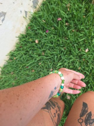 Pulsera mujer artesanal verde y blanca