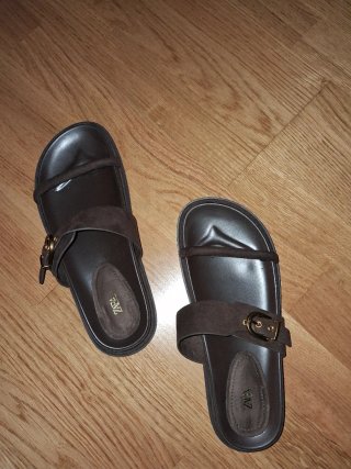 Sandalias Zara Marrones con Hebilla