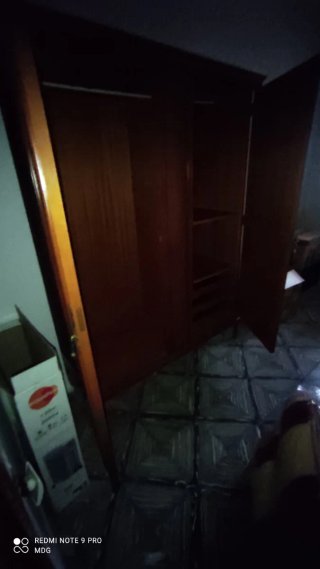 Armario de madera marrón