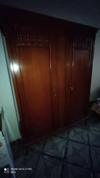 Armario de madera marrón