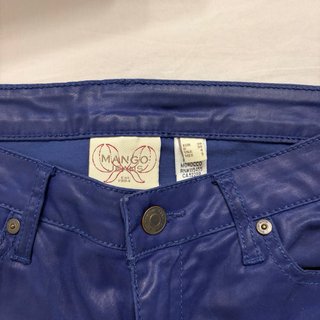 Pantalones azules encerados de Mango