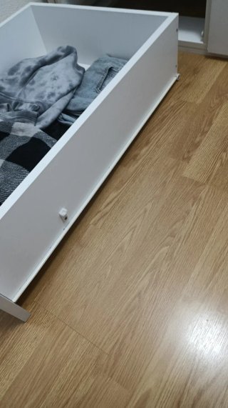 Cama nido con dos camas y tres cajones.