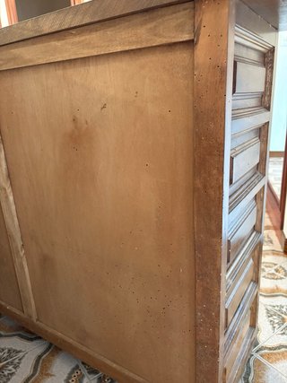 Cómoda antigua de madera tallada