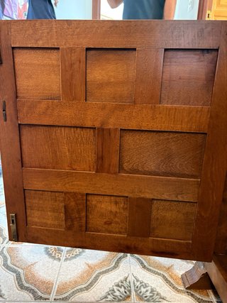 Cómoda antigua de madera tallada