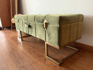 Banqueta terciopelo verde con detalles dorados