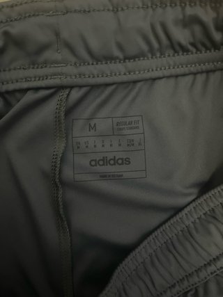 Pantalón corto deportivo Adidas gris