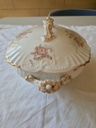 Legumbrera de porcelana fina francesa.