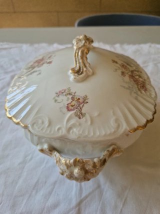 Legumbrera de porcelana fina francesa.