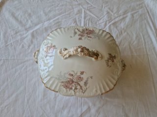 Legumbrera de porcelana fina francesa.
