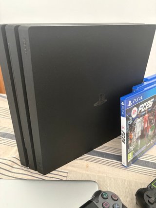 PlayStation 4 Pro Negra + Juegos + mandos y funda