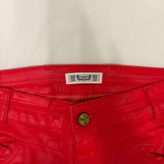 Pantalones rojos efecto piel de Pull&Bear