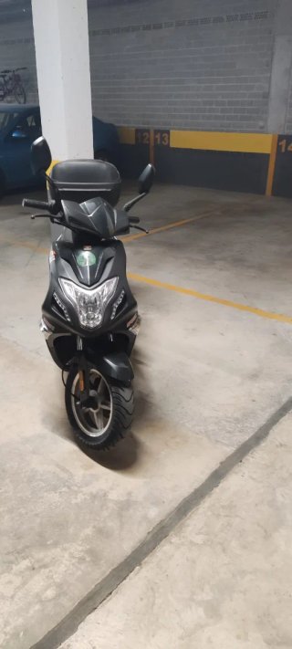 Ciclomotor Scooter Negro y Naranja