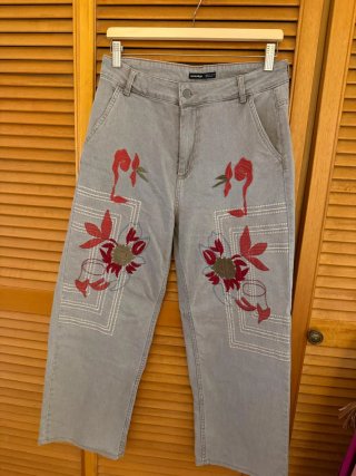 Pantalón vaquero gris bordado floral,