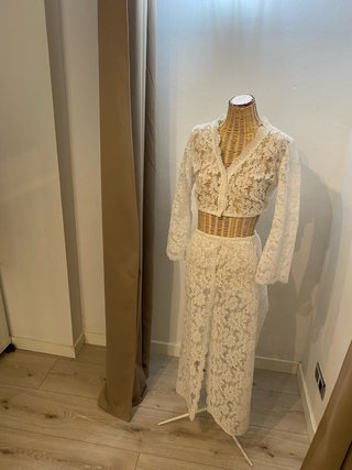 Conjunto encaje blanco crop top y falda