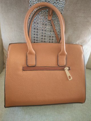 Elegante bolso marrón