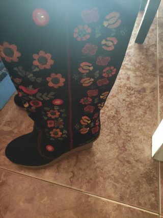 Botas altas negras con flores multicolor