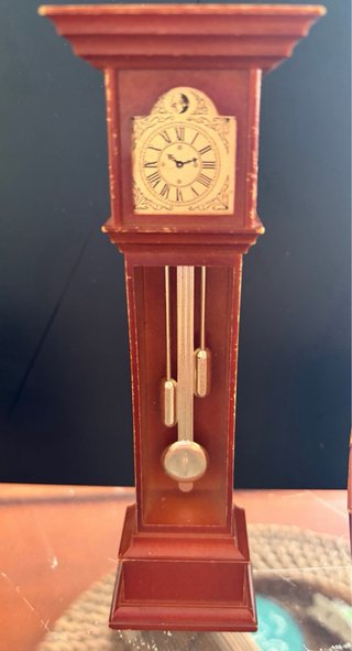 Muebles de estilo madera antiguo para muñecas