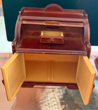 Muebles de estilo madera antiguo para muñecas