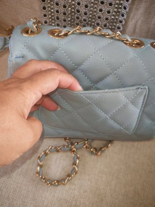 Elegante bolso bandolera acolchado con cadena