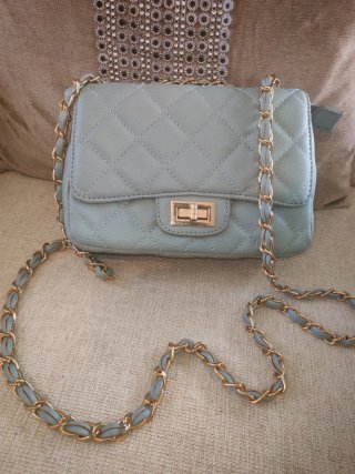 Elegante bolso bandolera acolchado con cadena