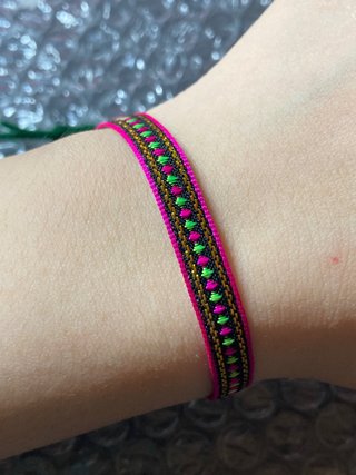 Pulsera tejida con detalles