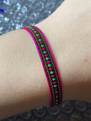 Pulsera tejida con detalles
