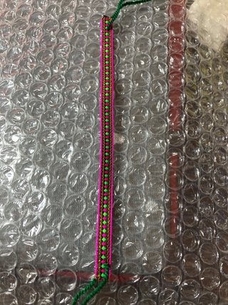 Pulsera tejida con detalles