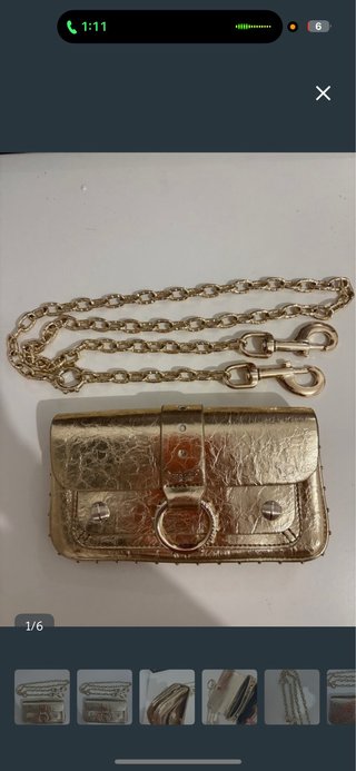 Bolso de mano dorado con cadena