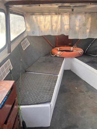 Barco blanco con cabina