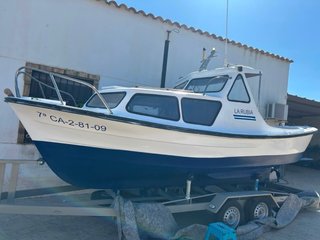Barco blanco con cabina