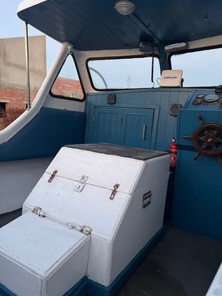 Barco blanco con cabina