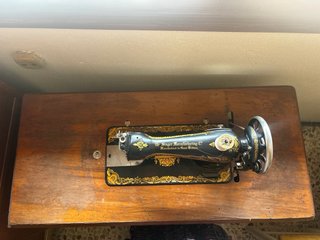 Máquina de coser Singer antigua de madera y metal